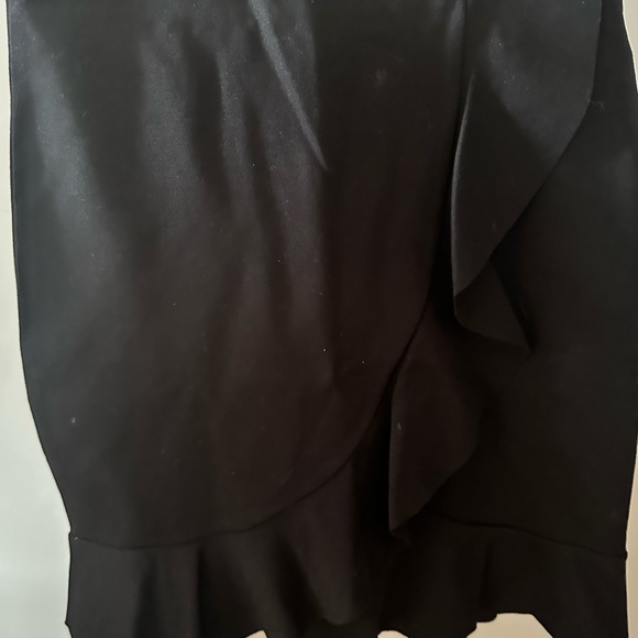 Cute mini black skirt with ruffle design - Picture 2 of 3